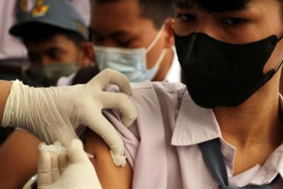 Menkes Budi Sebut Penyintas HIV dan Kanker Prioritas Disuntik Booster Vaksin Covid-19