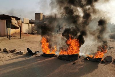 FOTO: Pengunjuk Rasa Pro-militer Memblokir Jalan dan Jembatan di Khartoum, Sudan