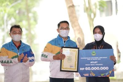 Ridwan Kamil Serahkan Bonus ke Atlet Peraih Medali PON XX Papua dan Paralimpiade Tokyo