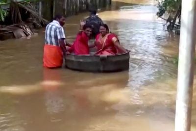 Jalanan Banjir, Pasangan India Ini ke Lokasi Pernikahan Naik Kuali