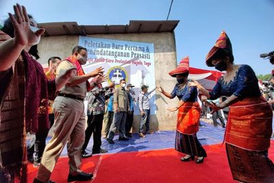 Potret Anies Pakai Ulos Saat Hadiri Peletakan Batu Pertama di Gereja Batak Karo