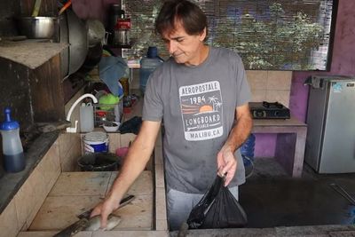Sosok Bule Asal Swiss yang Berjualan Ikan Bakar di Pangandaran, Ramah & Jago Bahasa Sunda