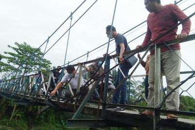 Jembatan Gantung di Binjai Hampir Roboh, Warga Menanti Perbaikan