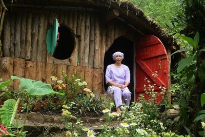 Kisah Guru yang Membangun Gubuk Lapangan Fantasi, Ciptakan Rumah Hobbit di Desa Hijau