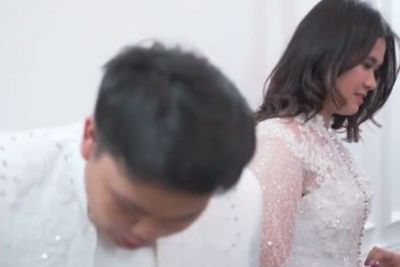 Potret Kiki Eks Coboy Junior Fitting Baju Pengantin dengan Seorang Wanita, Mau Menikah?