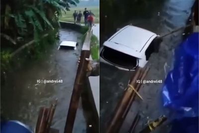 Diduga Belum Mahir, Mobil Matic Hanyut di Selokan Bekasi Hingga Ratusan Meter
