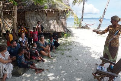 Wisatawan Asing Mengajar di Raja Ampat, Berikut Foto-fotonya