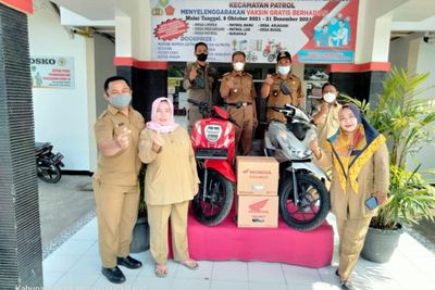 Antusias untuk Dapat Sepeda Motor, Warga Desa Bugel Ramai-Ramai Ikuti Vaksinasi