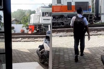 Tak Datang ke Stasiun, Petugas KAI Ini Malah Dijemput Kereta di Depan Rumahnya