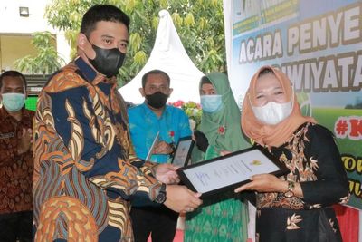 Beri Penghargaan Adiwiyata kepada 48 Sekolah, Bobby: Kedepan Harus Lebih Banyak