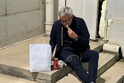 Dilarang Masuk Ruang Ganti, Jose Mourinho Makan di Emperan Luar Stadion