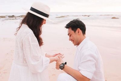 Romantis, Chelsea Islan Resmi Umumkan Dilamar sang Kekasih, Pantai dan Kuda Jadi Saksi