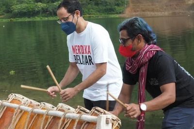 Nginap di Rumah Warga, Nadiem Asyik Belajar Alat Musik Tradisional Batak Toba