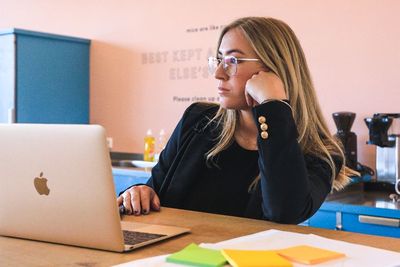 17 Caption Singkat Hari Pertama Magang, Biar Feed Kamu Makin Profesional Tapi Tetep Gaul