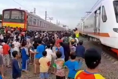 Viral! Pemotor Tewas Ditabrak Kereta di Cengkareng, Begini Kronologinya