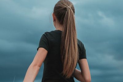 Tidur dengan Rambut Dikuncir Kuda Dapat Sebabkan Kebotakan