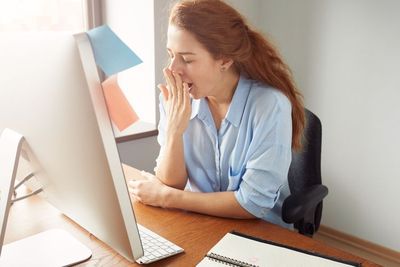 Gak Perlu Kopi, Ini 5 Cara Menghilangkan Rasa Kantuk saat Kerja, Dijamin Efektif