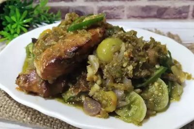 Cocok untuk Lauk Makan Siang, Bikin Ikan Asap Sambal Ijo Yuk