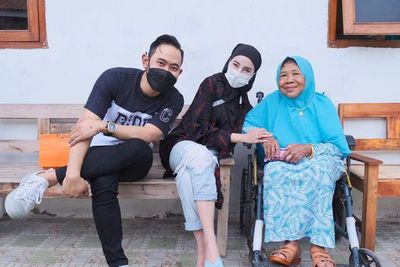 Potret Juragan 99 Bantu Ibu Trimah yang Dibuang ke Panti Jompo, Beri Bantuan Fantastis