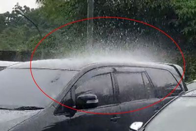 Viral Video Fenomena Aneh Hujan Turun Hanya Mengenai Satu Mobil: Allah Maha Kuasa