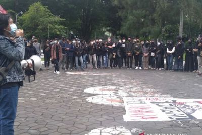 Ratusan Mahasiswa UNS Gelar Aksi Menuntut Pembubaran Ormawa Menwa