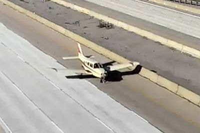 Alami Masalah Mesin, Pilot Ini Terpaksa Daratkan Pesawatnya di Jalan Tol