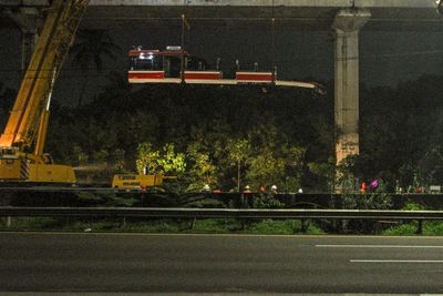 Penurunan Gerbong LRT yang Mengalami Kecelakaan, Ini Foto-fotonya