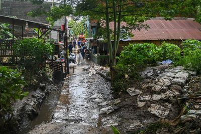 Aksi Membersihkan Sisa Banjir di Cipinang Melayu, Berikut Foto-fotonya