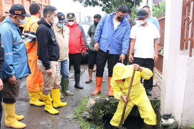 Bobby Tinjau Banjir di Jalan Pertahanan: Saya Mau Langsung Dilakukan Pengerjaan