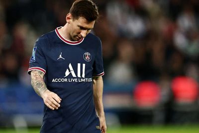 Cedera Hamstring dan Lutut, Messi Absen Lawan Leipzig