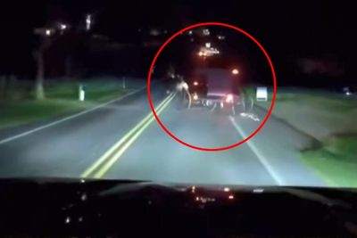 Pengendara Mobil Ini Dibuat Kaget, Tiba-tiba Ada Kereta Kuda Ngedrift di Depannya!