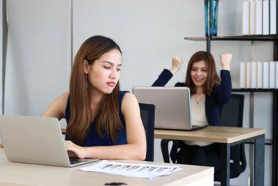 Bisa Bikin Depresi, Ini 5 Tips Sederhana Menghindari Iri Hati dari Psikolog
