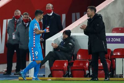 Atletico Madrid Dikalahkan Liverpool 2-0, Luis Suarez Ngamuk