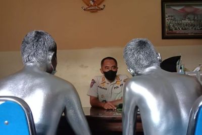 Lecehkan Pengguna Jalan karena Tak Diberi Uang, 2 Manusia Silver di Tulungagung Ditangkap