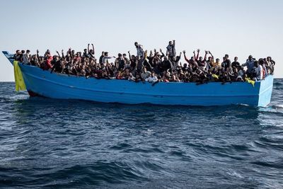 Kapal Jerman Berhasil Selamatkan Ratusan Migran yang Kapalnya Rusak di Laut Mediterania