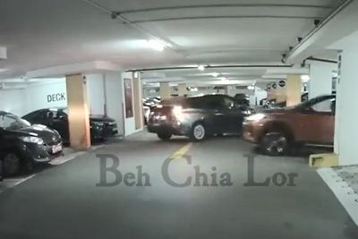 Rebut Tempat Parkir Orang Lain, Pengendara Mobil Ini Dapatkan Karma Instan!
