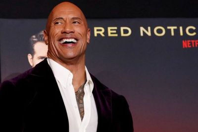 Berkaca dari Insiden Baldwin, Dwayne Johnson Tak akan Pakai Pistol Asli Saat Syuting