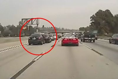 Lempar Minuman ke Mobil Acura NSX, Pengendara Mobil Ini Dapat Karma Instan!