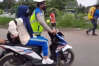 Ditilang Polisi, Pelajar di Lubuklinggau Tak Mau Turun dari Motor Saat Dituntun