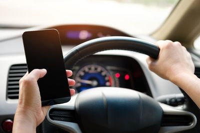 Agar Terhindar Dari Kecelakaan, Jangan Gunakan Ponsel Saat Berkendara