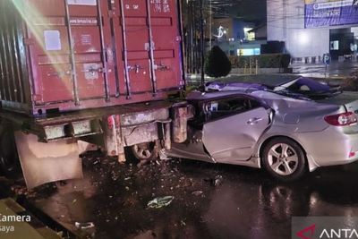 Sopir Diduga Mengantuk, Mobil Sedan yang Dikendarai Dokter Tabrak Truk yang Parkir