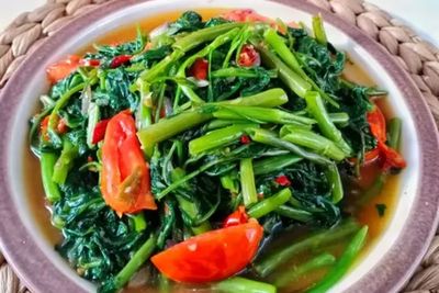 Siang Ini Masak Tumis Kangkung Saus Tiram Yuk, Dijamin Bikin Ketagihan