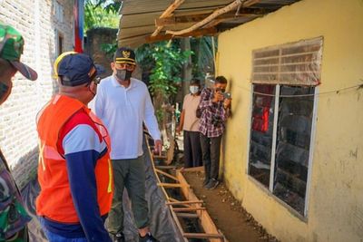 Tinjau Pembetonan Jalan Gang di Medan Deli, Bobby Ingatkan Soal Drainase