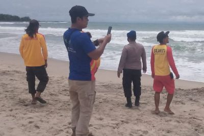 4 Wisatawan Pantai Sawarna asal Bekasi Tenggelam, 1 di Antaranya Hilang