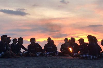 Wisata ke Pantai Kerandangan Senggigi, Turis Dihibur Tarian Kecak