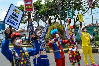 Aksi Badut Kampanye Percepatan Vaksin, Berikut Foto-fotonya