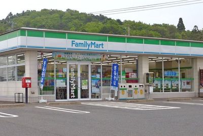 Family Mart Menghadirkan Teknologi Robot Canggih di Toserba Miliknya