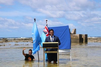 FOTO: Krisis Iklim, Menteri Tuvalu Beri Pernyataan COP26 Sambil Berdiri di Laut