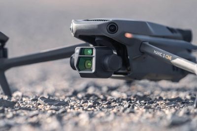 DJI Luncurkan Drone Mavic 3 dan Mavic 3 Cine dengan Durasi Terbang Capai 46 Menit!
