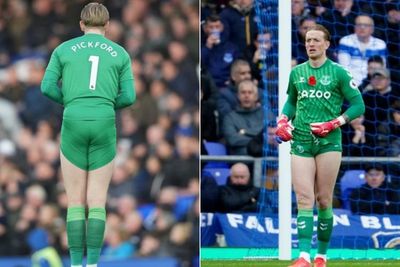 Gabut di Laga Everton vs Tottenham, Pickford Gulung Celananya Sampai Kelihatan Paha